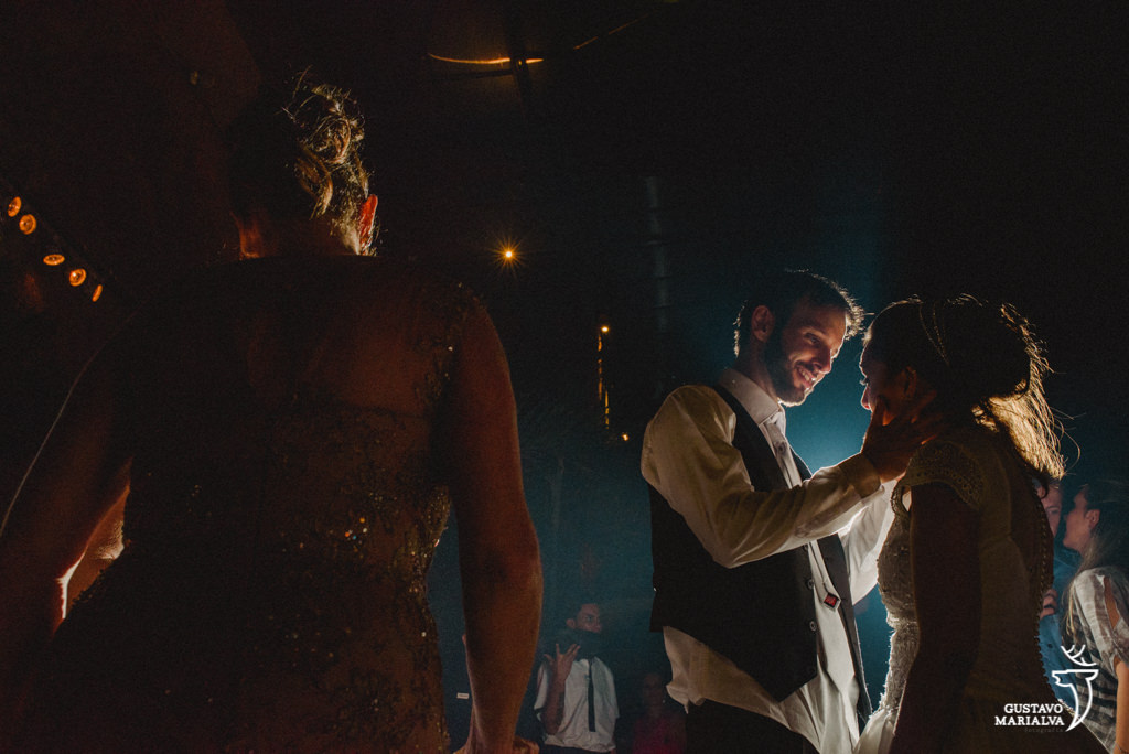 noivos dançando emocionados na festa de casamento