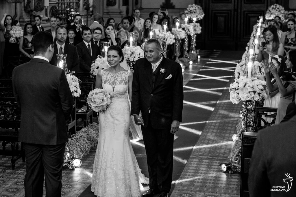 noiva emocionada entrando na cerimônia do casamento
