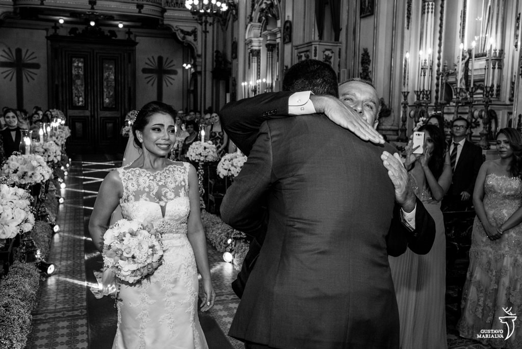 noiva emocionada entrando na cerimônia do casamento