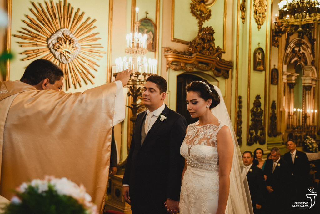 noivos concentrados na cerimônia do casamento