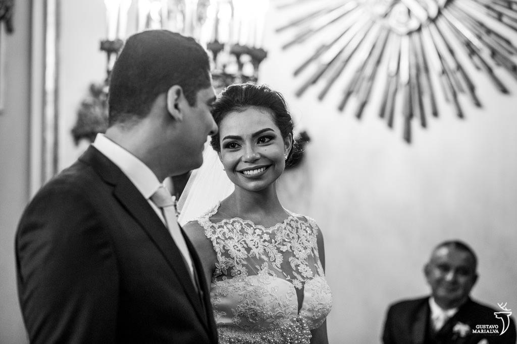 noiva sorrindo na cerimônia do casamento