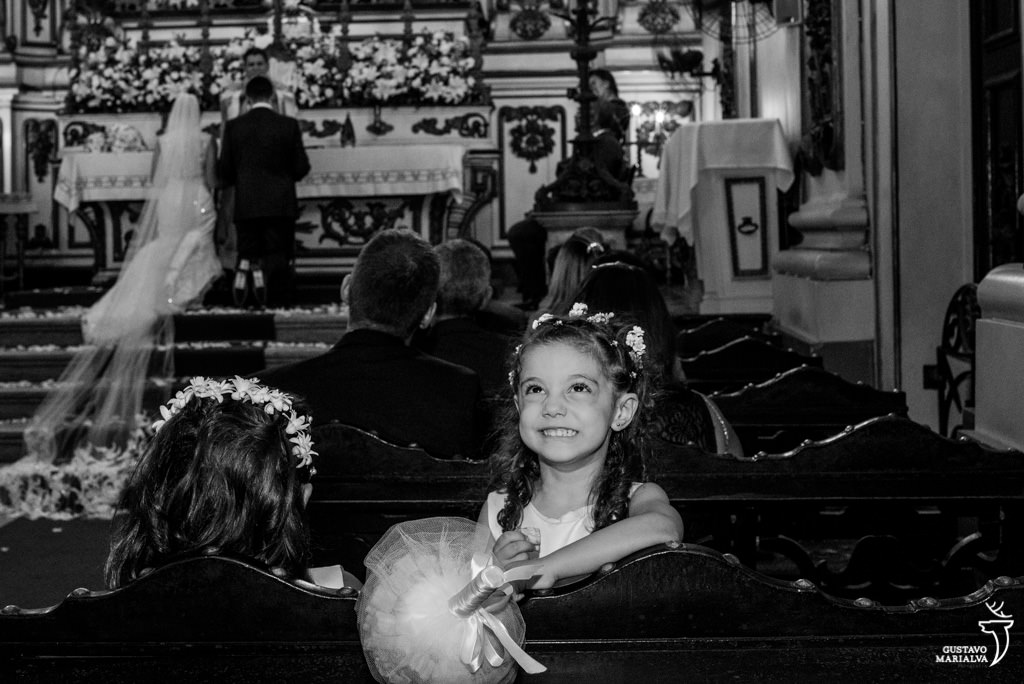 daminha fazendo careta na cerimônia do casamento