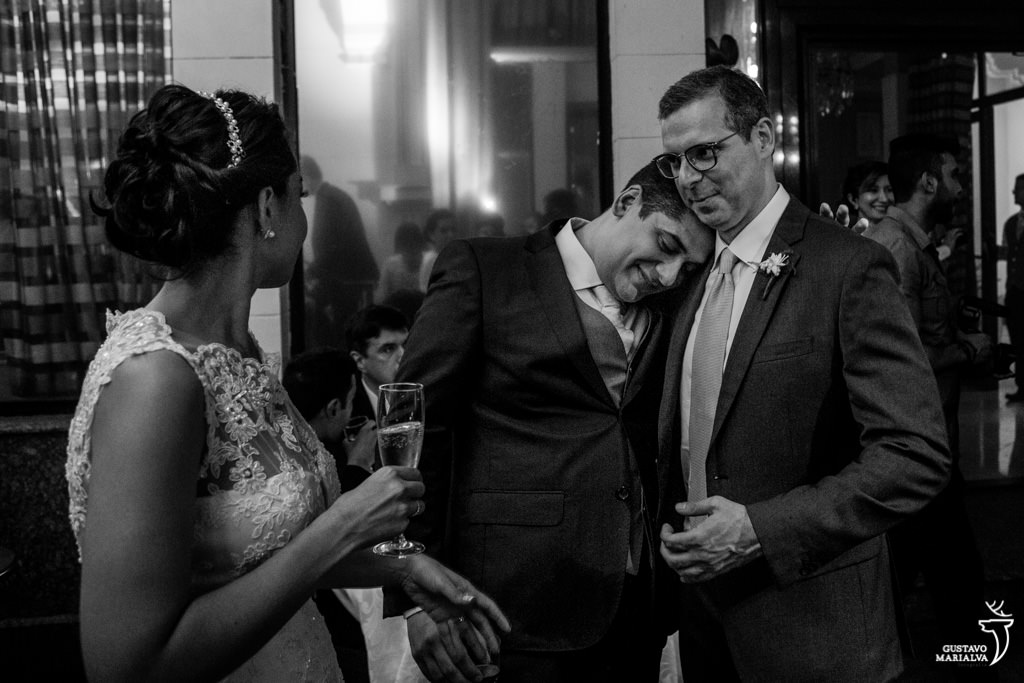 noivo abraçando padrinho na festa de casamento