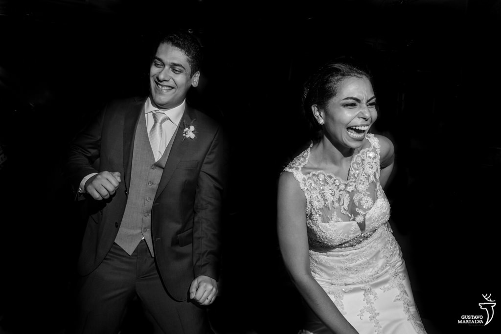 noivos dançando e sorrindo na festa de casamento