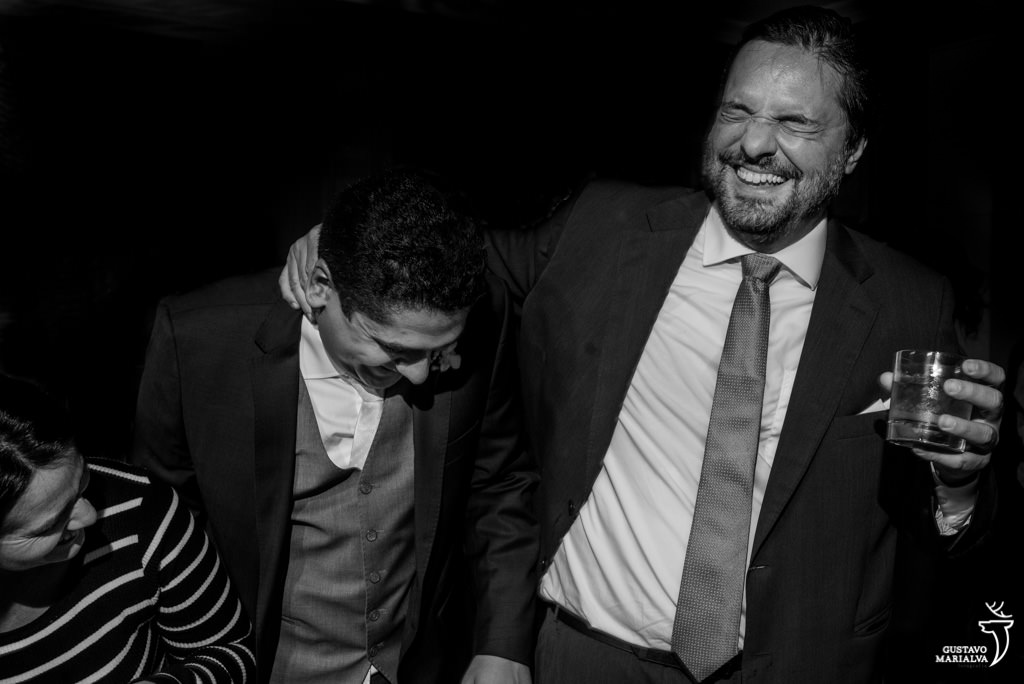 noivo e amigo na festa de casamento