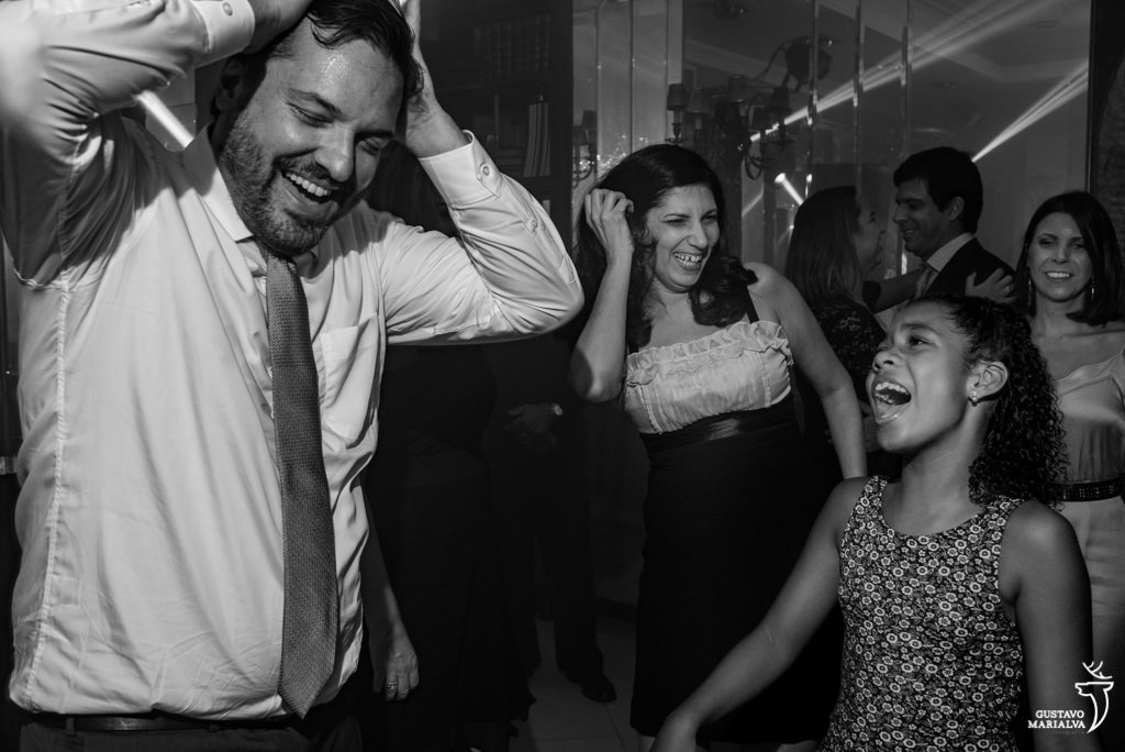 amigos dançando na festa de casamento