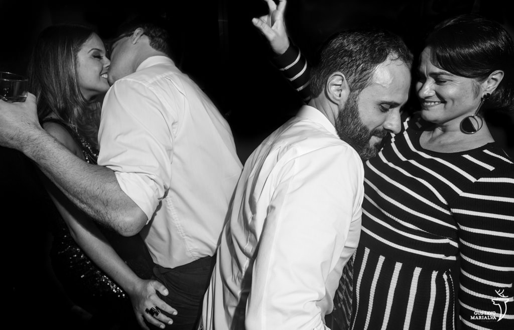 amigos dançando na festa de casamento