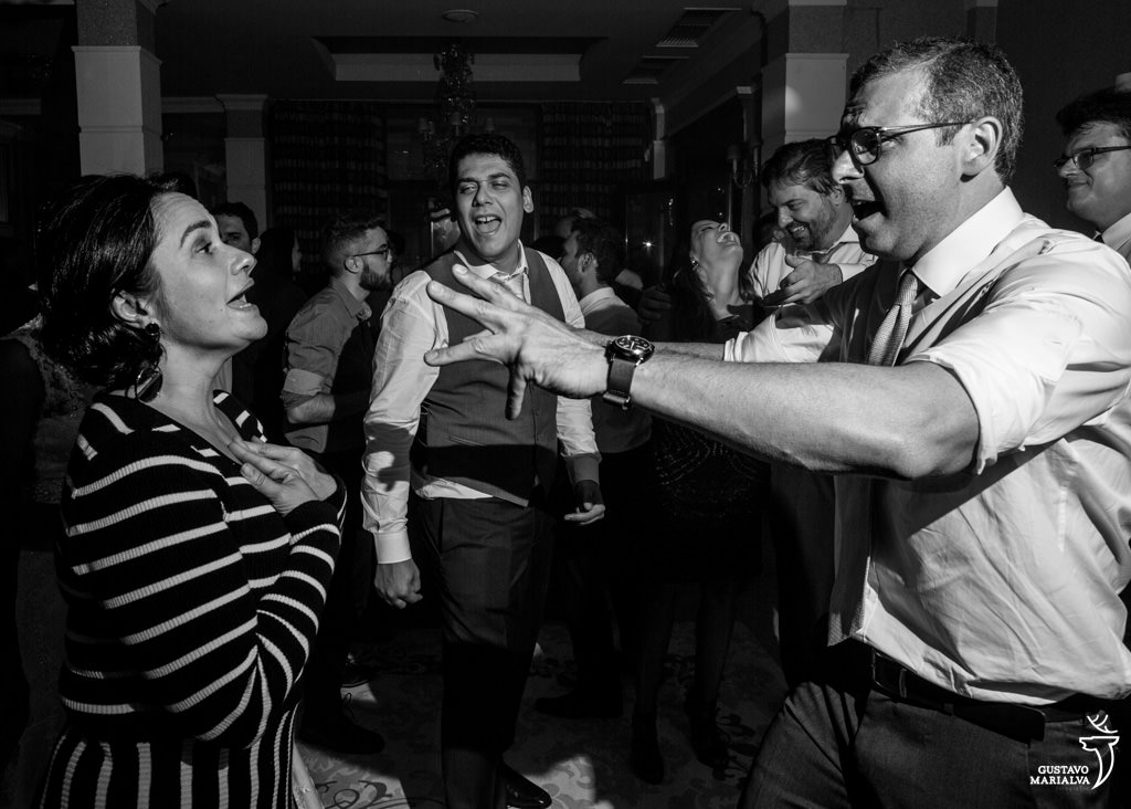 amigos dançando na festa de casamento