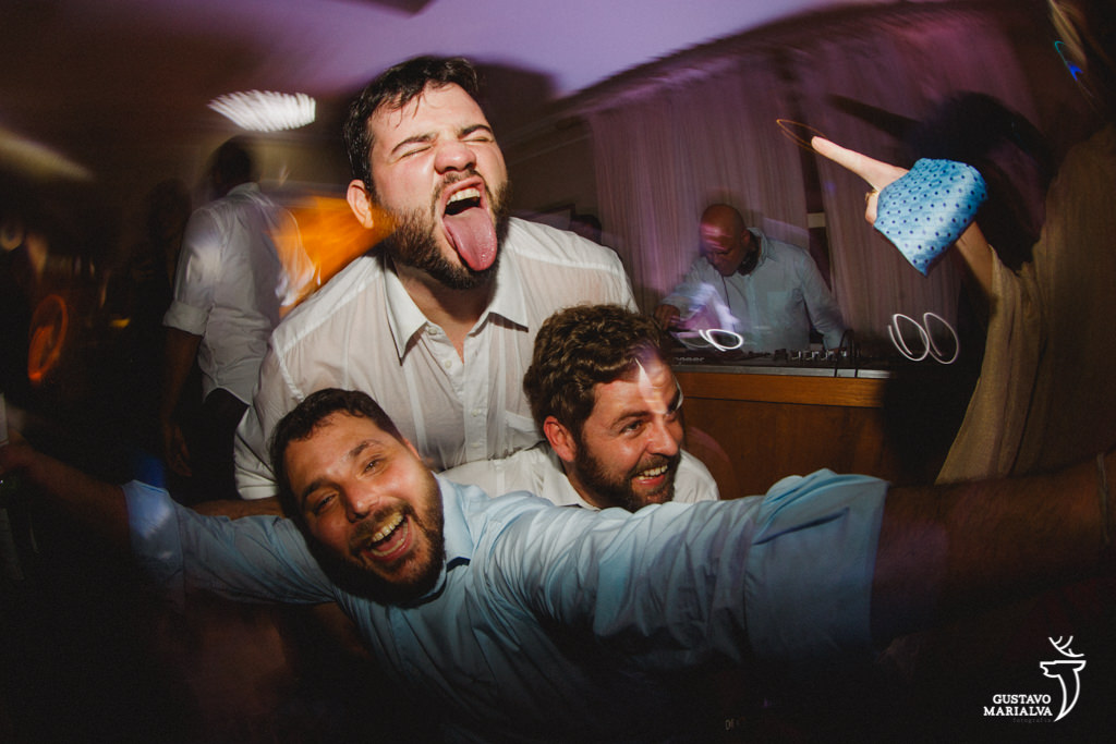 convidados dançando e gritando durante a festa de casamento