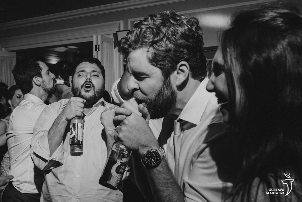 convidados dançando e gritando durante a festa de casamento