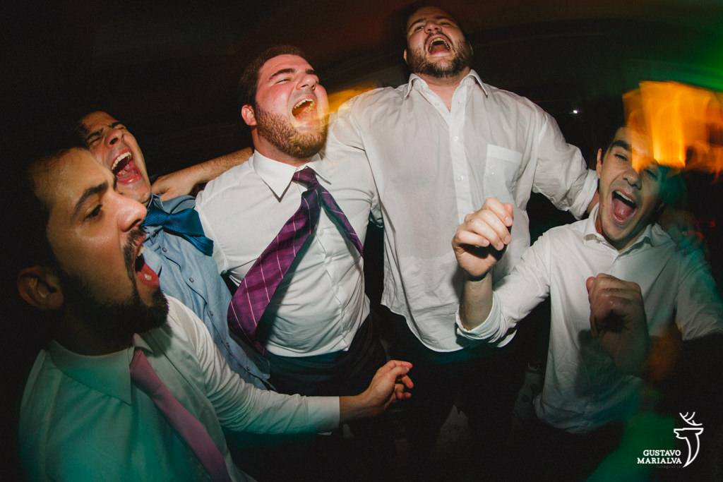 amigos cantando na festa de casamento