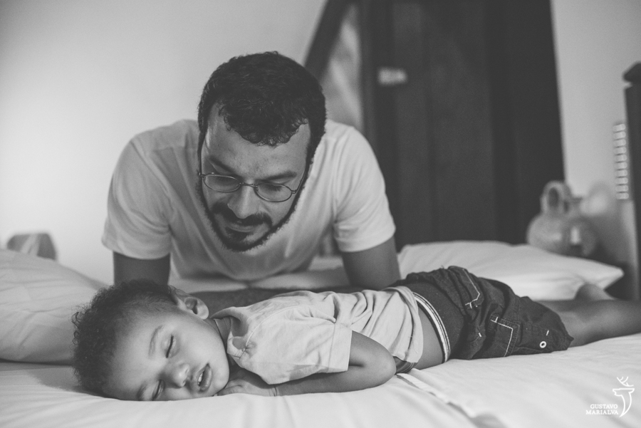 noivo colocando o filho para dormir no making of do casamento