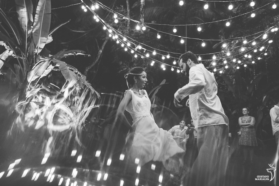 noivos dançando e sorrindo na festa de casamento