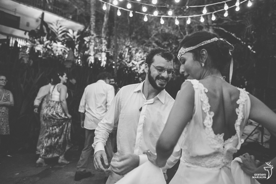 noivos dançando e sorrindo na festa de casamento