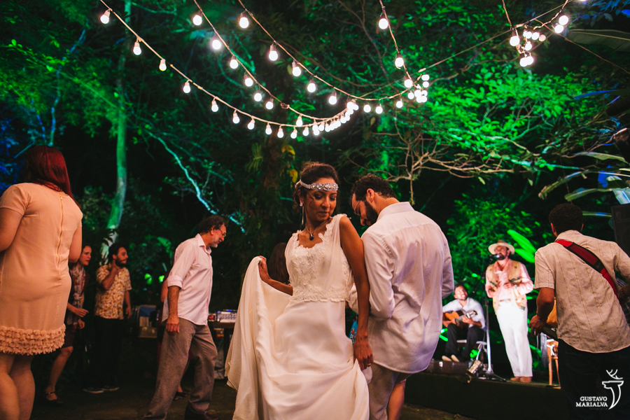 noivos dançando e sorrindo na festa de casamento