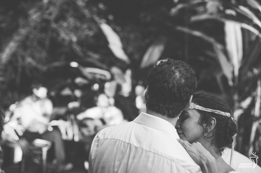 noivos dançando e sorrindo na festa de casamento