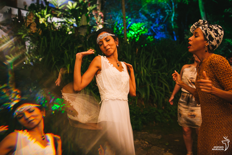 noivos dançando e sorrindo na festa de casamento