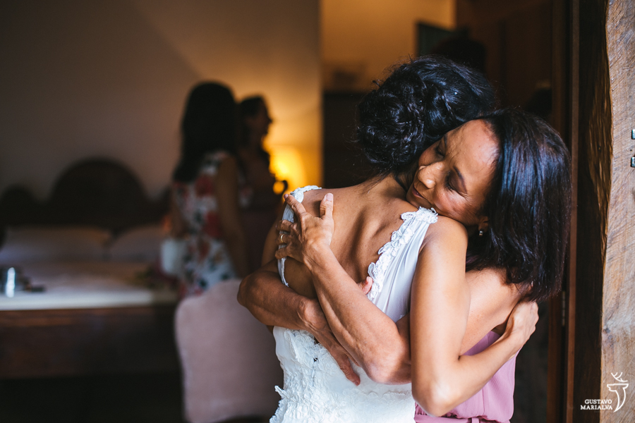 noiva e mãe se abraçando no making of do casamento