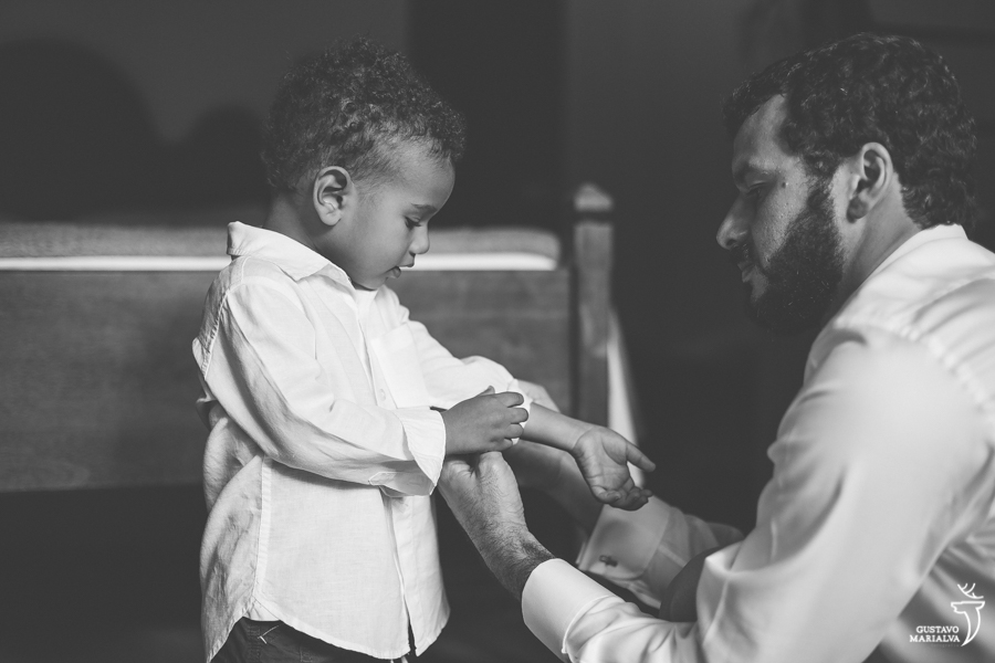noivo vestindo o filho no making of do casamento