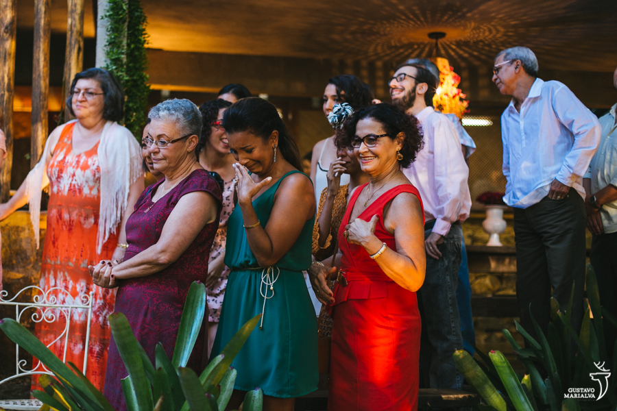 irmã da noiva emocionada na cerimônia do casamento