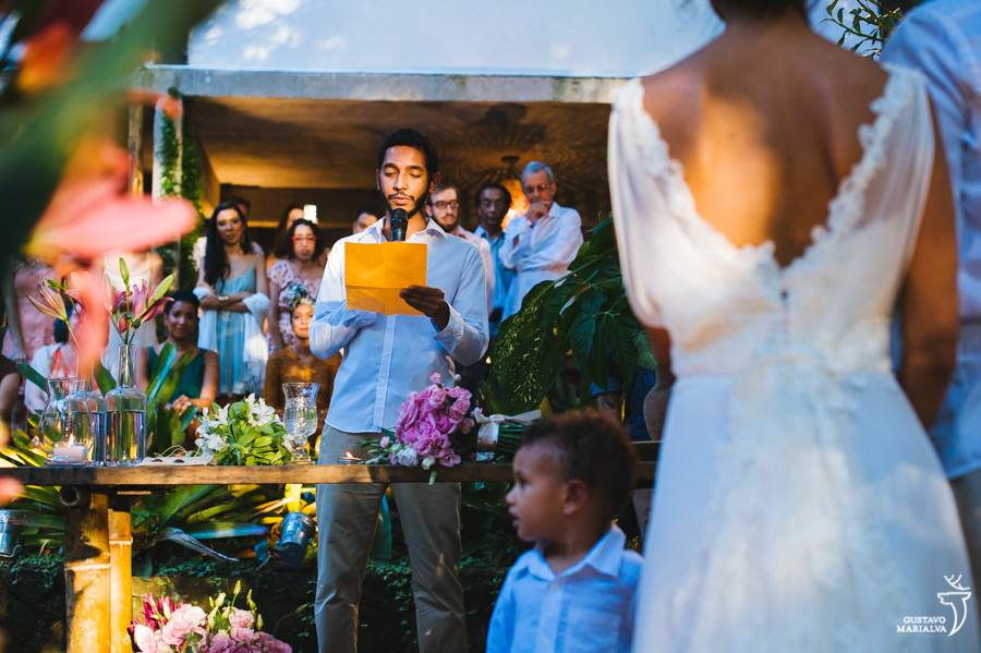 irmão lendo homenagem na cerimônia de casamento
