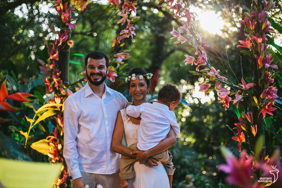 noivos com filho no colo na cerimônia de casamento