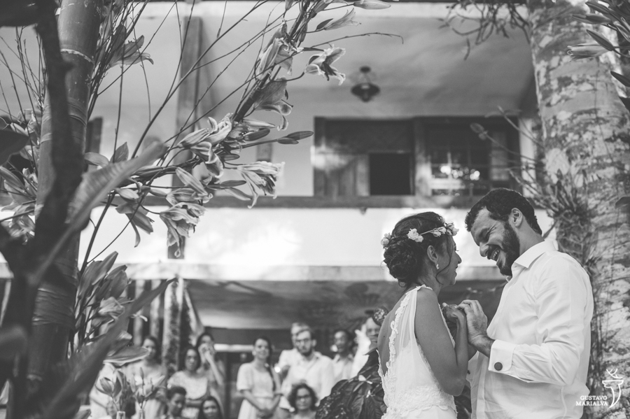 noivos trocando alianças durante a cerimônia de casamento