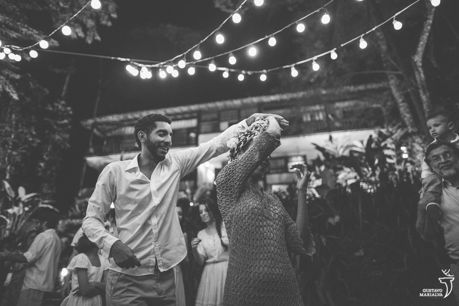 irmãos dançando forró na festa de casamento