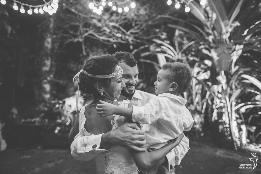 noivos dançando com filho na festa de casamento
