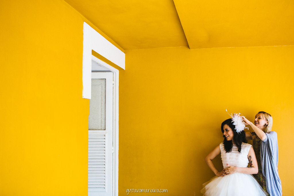 noiva colocando grinalda no making of do casamento