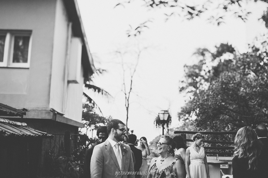 noivo e mãe sorrindo na entrada da cerimônia de casamento