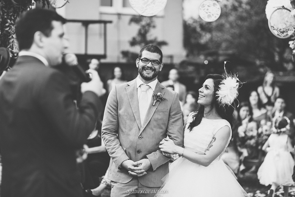noivos sorrindo na cerimônia de casamento
