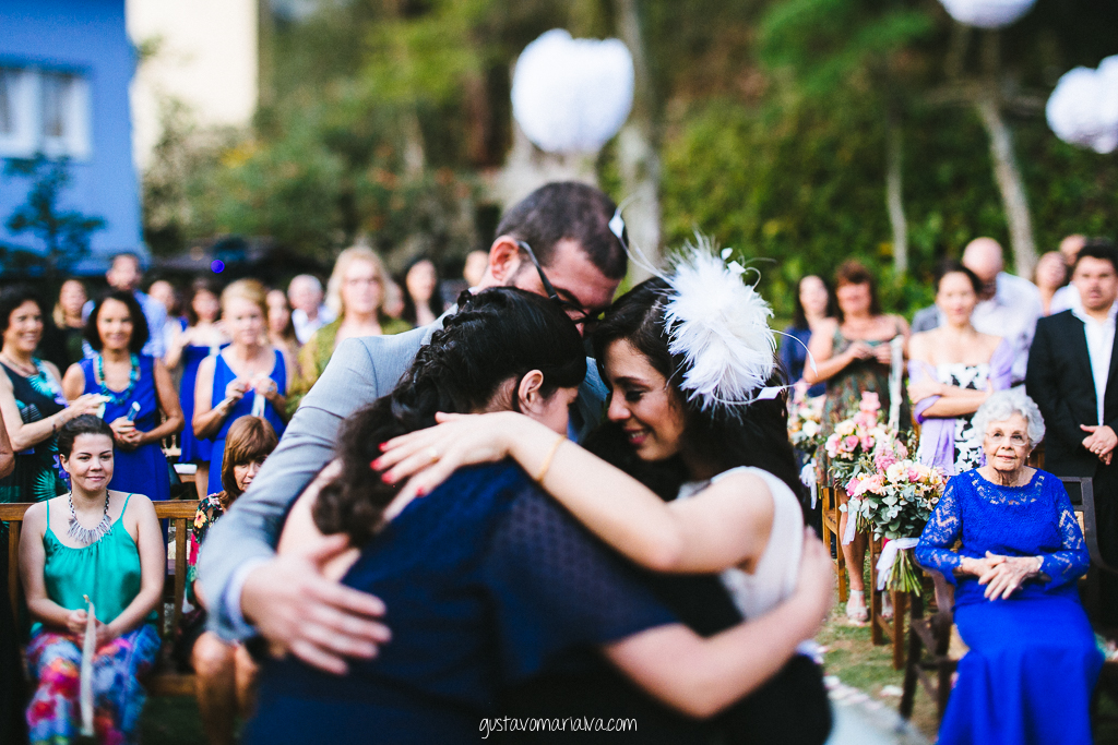 noivos e filhos se abraçando na cerimônia de casamento