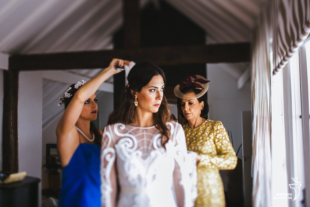 noiva colocando o véu durante o making of do casamento