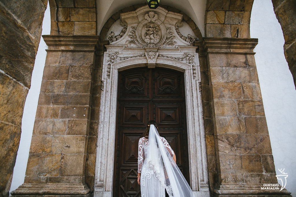 noiva ansiosa esperando entrar na cerimônia