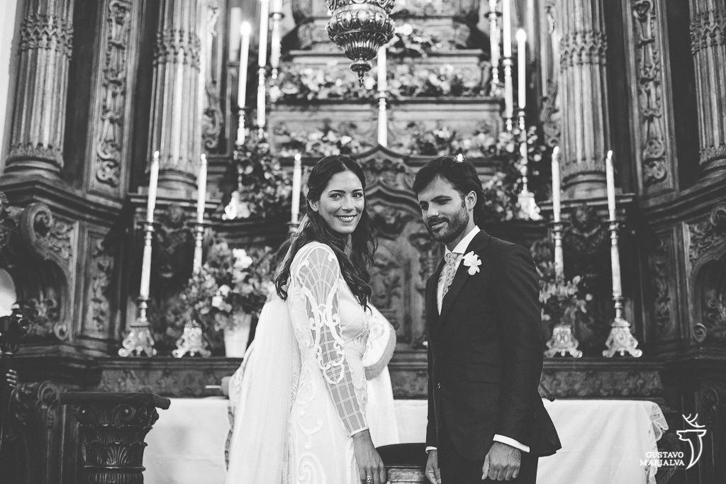 noivos agradecendo os convidados na cerimônia de casamento