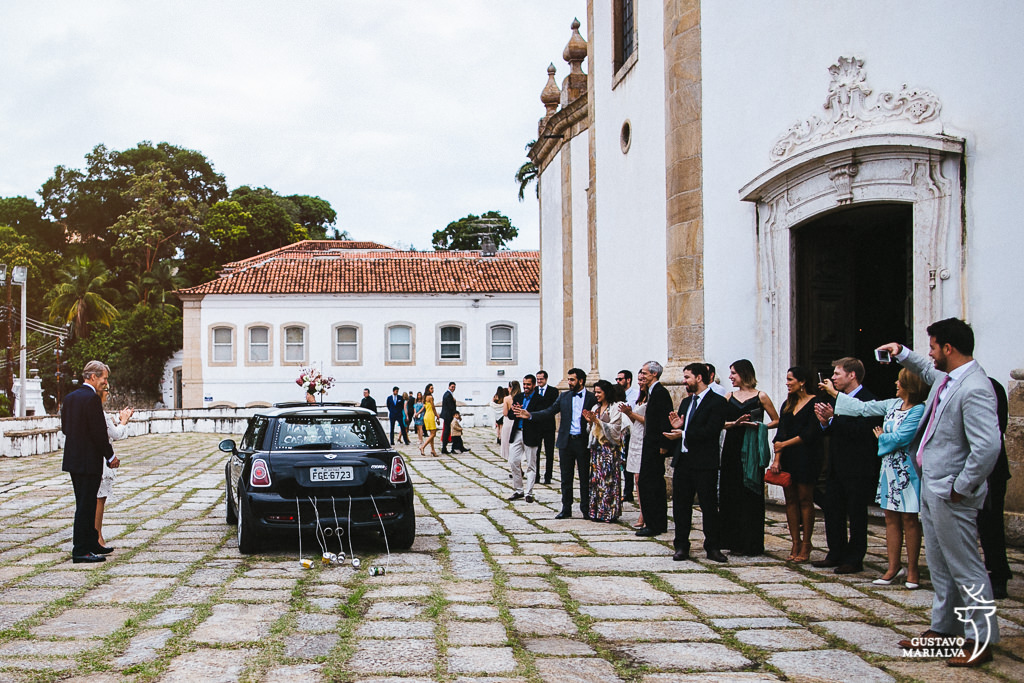 noivos indo de carro para a festa de casamento