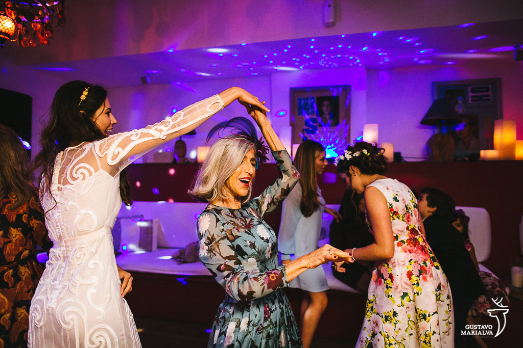 noiva e sogra dançando na festa de casamento