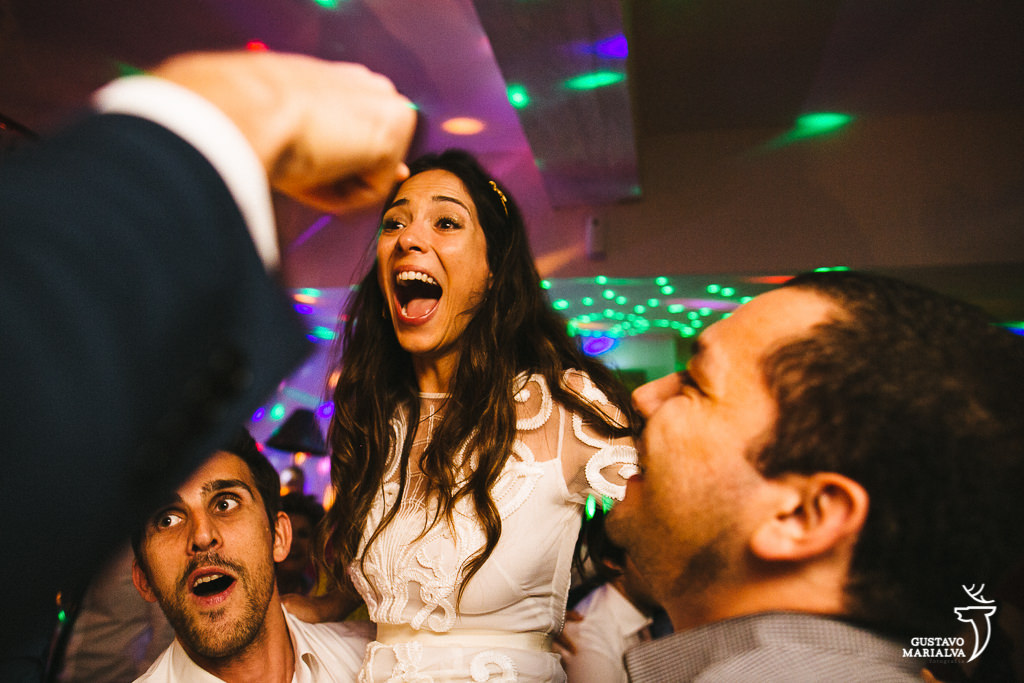 noiva gritando na festa de casamento