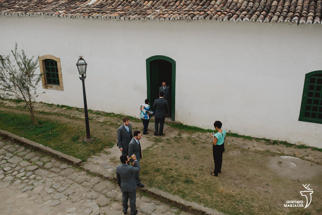 noivo entrando na igreja