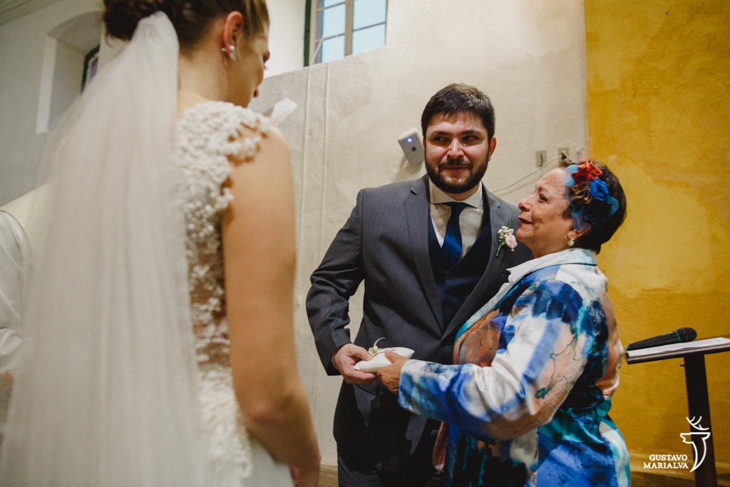 noivo emocionado recebendo a avó na cerimônia de casamento