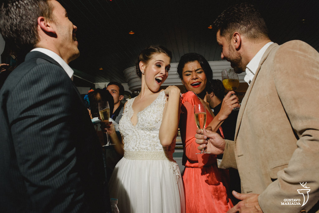 noiva e amiga dançando na festa de casamento