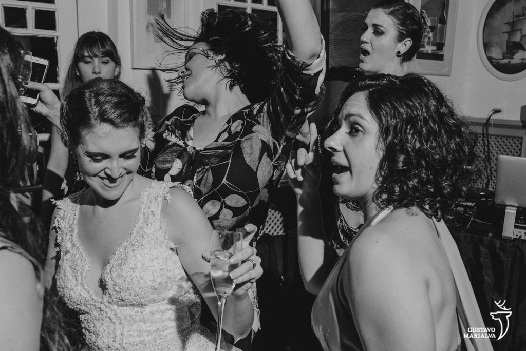 noiva e amigas dançando