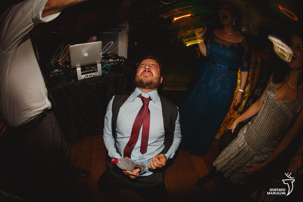 convidado tocando air guitar