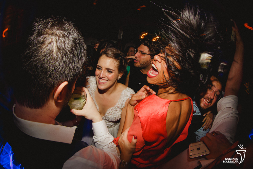 noivos e amigos gritando na festa de casamento