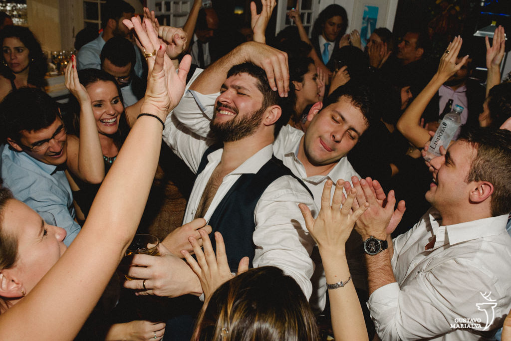 amigos dançando na festa de casamento