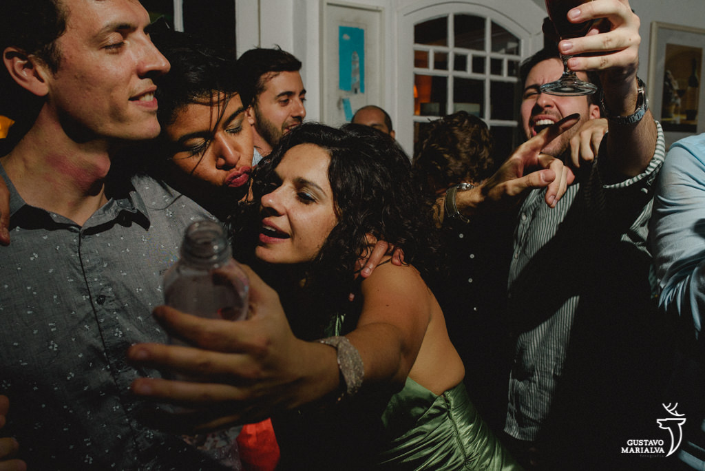 amigos dançando na festa de casamento