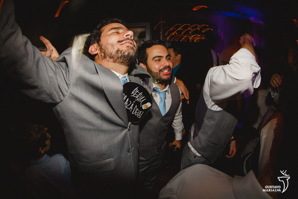 amigos dançando na festa de casamento