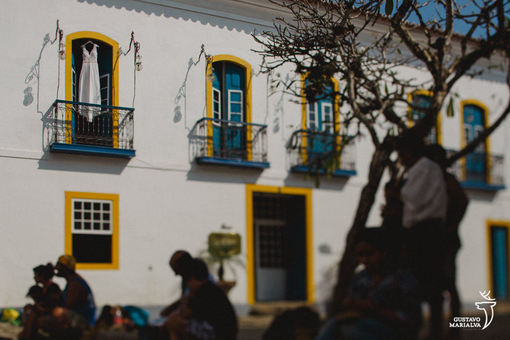 vestido pendurado na janela da pousada do sandio em paraty