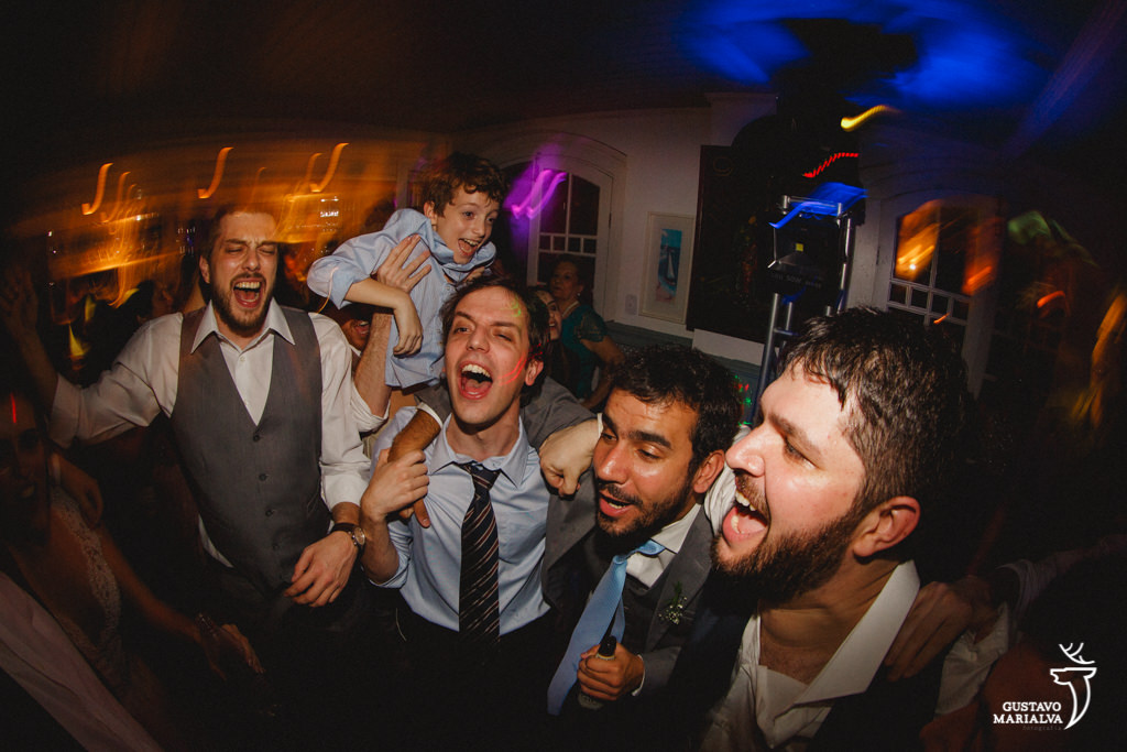 amigos dançando na festa de casamento